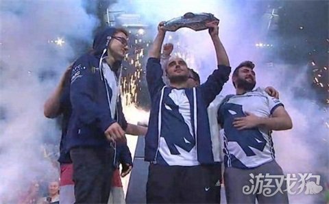 逼团封位 逼团封位